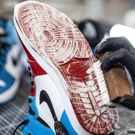 Serviciu: Premium Sneaker Cleaning